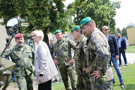 Náčelník generálního štábu generálporučík Aleš Opata u 71. mechanizovaného praporu v Hranicích