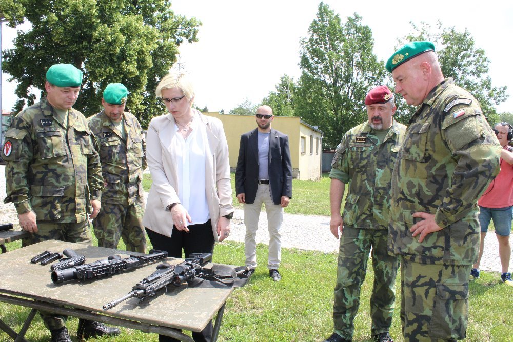 Generálporučík Opata s ministryní obrany Šlechtovou při prohlídce zbraní