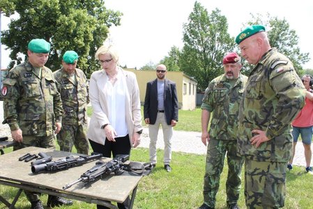 Generálporučík Opata s ministryní obrany Šlechtovou při prohlídce zbraní