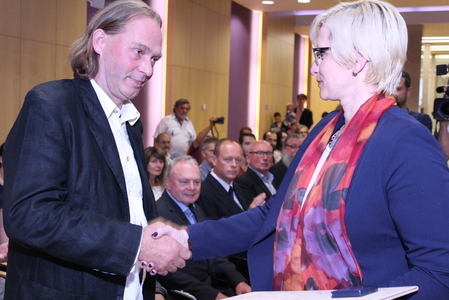 Osvědčení z rukou ministryně převzal David Němec, který mj. organizoval protirežimních shromáždění 