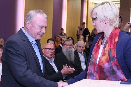 Ministryně Šlechtová gratuluje bývalému mluvčí Charty 77 Janu Litomiskému