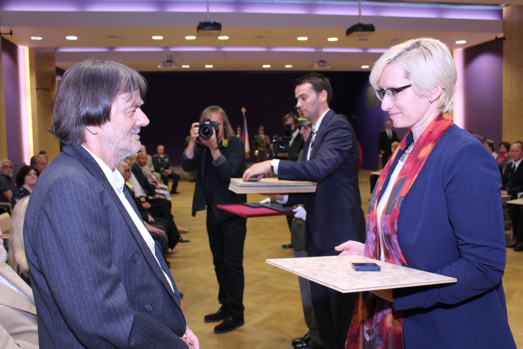 Ministryně obrany Karla Šlechtová a písničkář Pepa Nos, kterému komunisté zakázali veřejná vystoupení