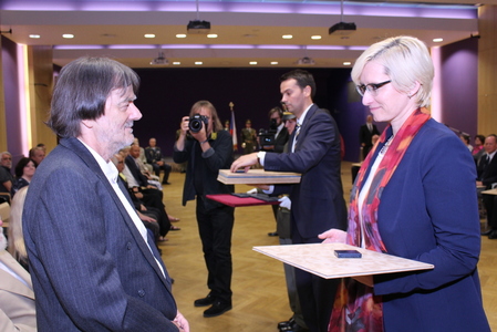 Ministryně obrany Karla Šlechtová a písničkář Pepa Nos, kterému komunisté zakázali veřejná vystoupení