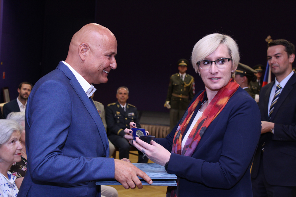 Za Marii Štěrbovou, která spolupracovala zahraniční zpravodajskou službou demokratického státu, převzal osvědčení její vnuk