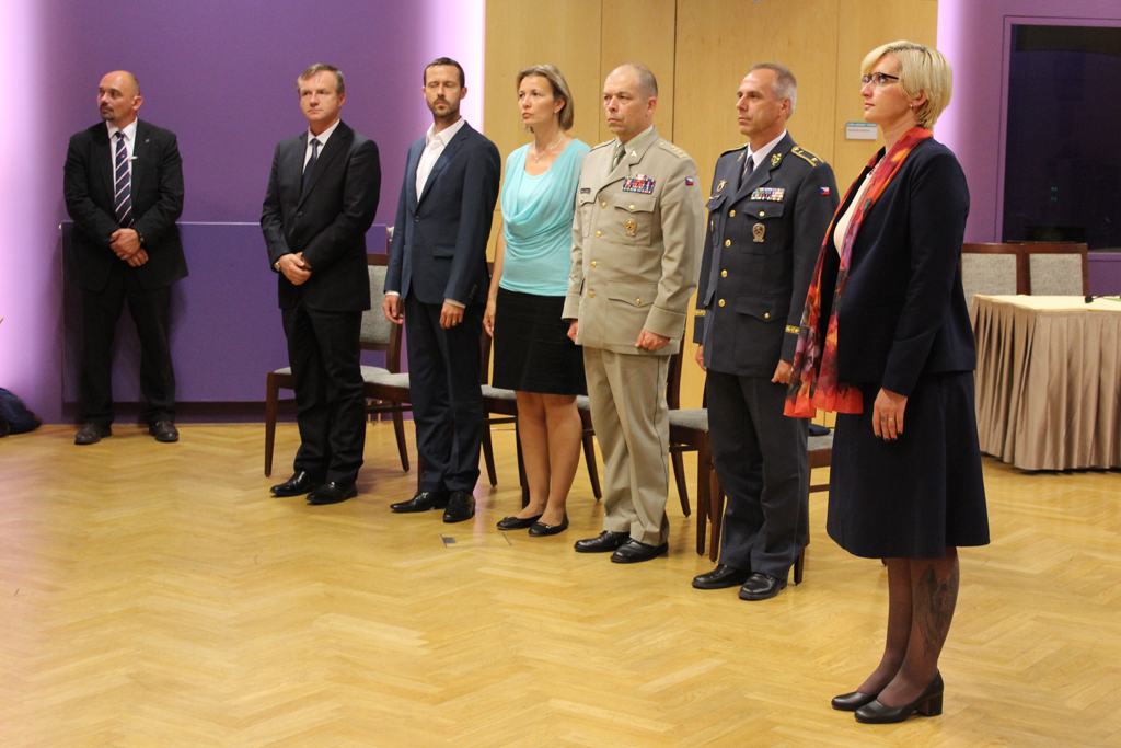 Slavnostního ceremoniálu se společně s ministryní účastnil brigádní generál Petr Hromek a ředitel odboru pro válečné veterány plukovník Eduard Stehlík 