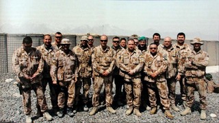 Společná fotografie příslušníků z VAT při příjezdu k našim jednotkám v Afghánistánu.