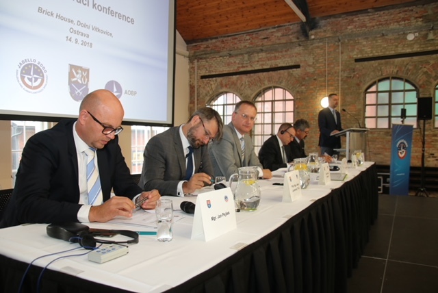 Zástupci Ministerstva obrany ČR na konferenci - ředitel Odboru komunikace MO Jan Pejšek, náměstci Jakub Landovský a Daniel Koštoval (zleva)