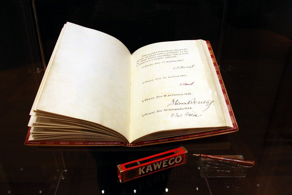 Slavnostní provedení zákona z roku 1920, kterým se uvozuje ústavní listina; dole pero pro ceremoniální účely, 30. léta 20. století.