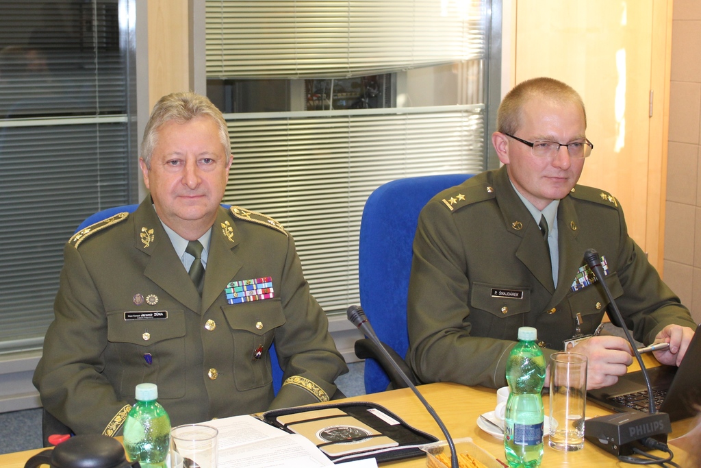 Ředitel sekce podpory MO generálmajor Jaromír Zůna a podplukovník Petr Šnajdárek z Odboru vojskového průzkumu a elektronického boje MO