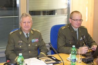Ředitel sekce podpory MO generálmajor Jaromír Zůna a podplukovník Petr Šnajdárek z Odboru vojskového průzkumu a elektronického boje MO