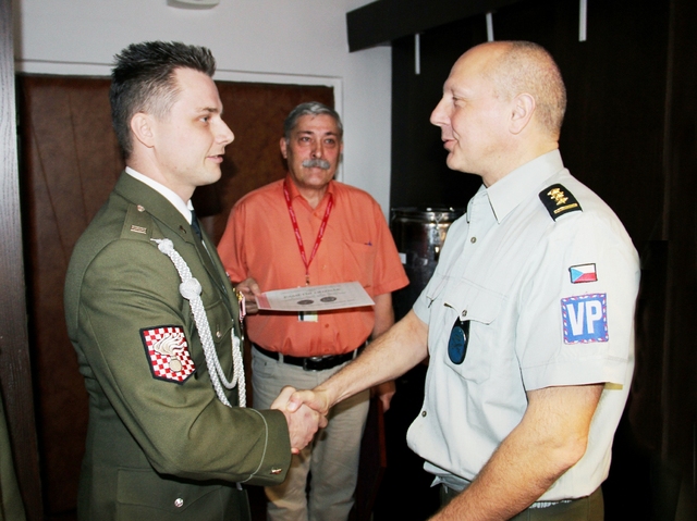  Velitel velitelství Vojenské policie Olomouc plk. gšt. Miroslav Murček předává pamětní odznak rotmistru Neuerovi