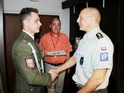  Velitel velitelství Vojenské policie Olomouc plk. gšt. Miroslav Murček předává pamětní odznak rotmistru Neuerovi