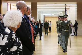 Ceremoniál zahájila Ústřední hudba Armády České republiky Husitským chorálem a vojáci Čestné stráže AČR za jeho tónů přinesli státní vlajku