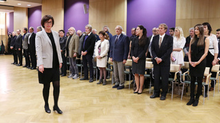 Do konferenčního sálu přichází náměstkyně ministra obrany Alena Netolická