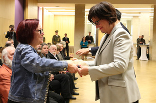 Účastníci třetího odboje, kterým pamětní dekret a odznak předává náměstkyně ministra obrany Alena Netolická