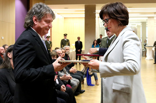 Účastníci třetího odboje, kterým pamětní dekret a odznak předává náměstkyně ministra obrany Alena Netolická