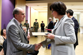 Účastníci třetího odboje, kterým pamětní dekret a odznak předává náměstkyně ministra obrany Alena Netolická