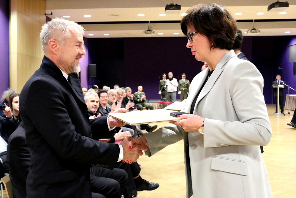 Účastníci třetího odboje, kterým pamětní dekret a odznak předává náměstkyně ministra obrany Alena Netolická