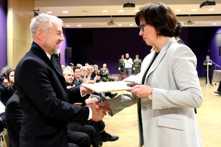 Účastníci třetího odboje, kterým pamětní dekret a odznak předává náměstkyně ministra obrany Alena Netolická
