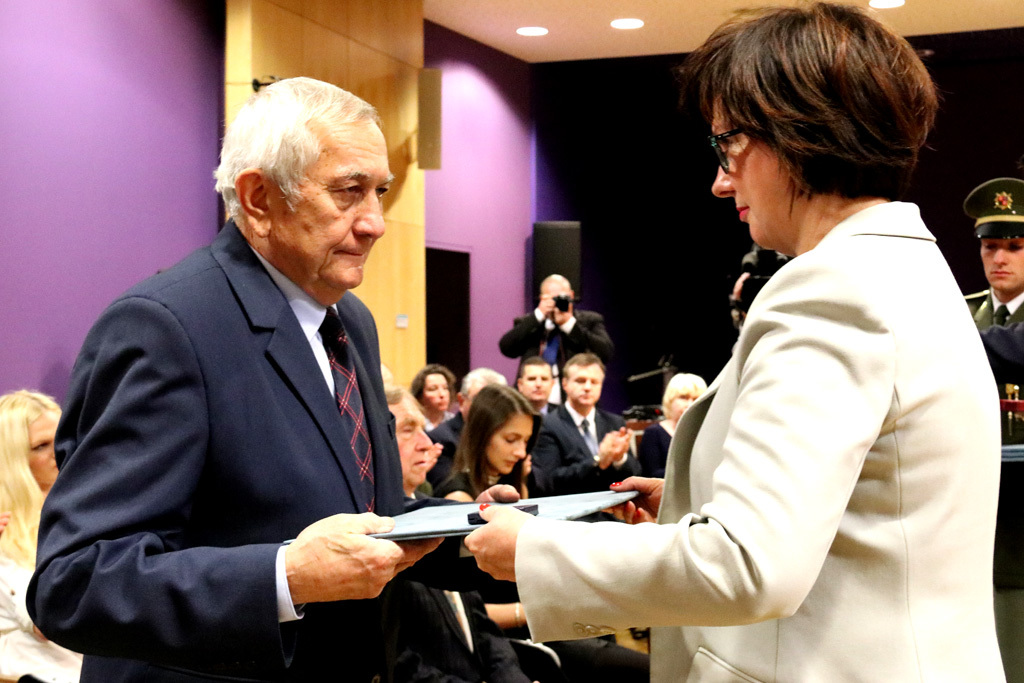 Účastníci třetího odboje, kterým pamětní dekret a odznak předává náměstkyně ministra obrany Alena Netolická