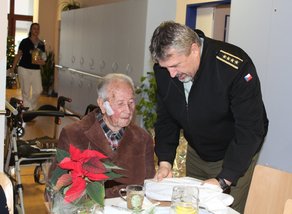 Generál Opata obdaroval Jaroslava Veseckého