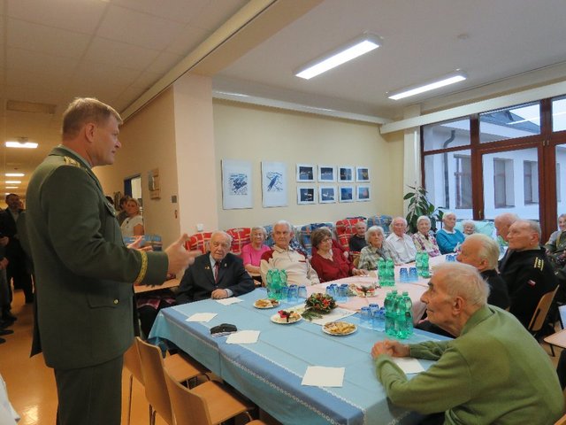 Generálporučík Bečvář navštívil v Ústřední vojenské nemocnici válečné veterány