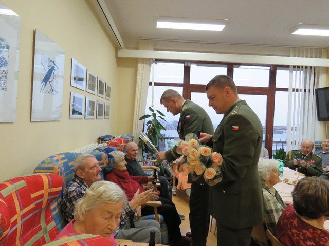 Generál Bečvář obdaroval veterány dárky a ženy navíc kytkou