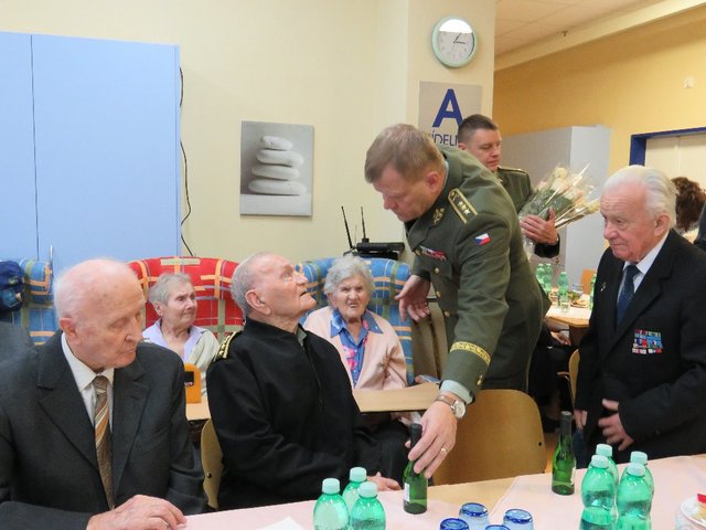 Generálporučík Bečvář hovoří s generálmajorem Jaroslavem Klemešem, příslušníkem československého zahraničního odboje