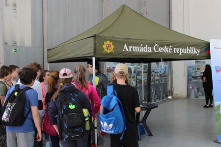 Bezmála tři sta dětí ze základních škol plnilo úkoly na letišti v pražských Kbelích