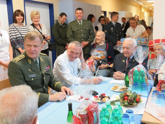 Generálporučík Bečvář a profesor Zavoral při živé diskusi s válečnými veterány