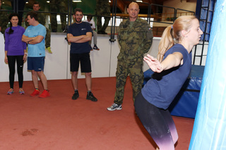 Další disciplínou byly dřepy čelem ke zdi