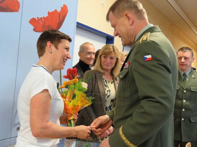 Generálporučík Bečvář poděkoval vrchní sestře Janě Zoufalé za starost a vzornou péči o válečné veterány