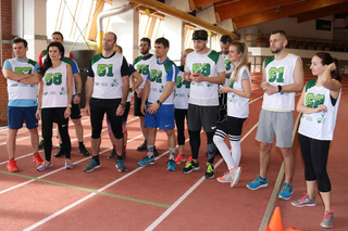 Soutěžící shromážděni v hale před startem běhu, který trval 12 minut