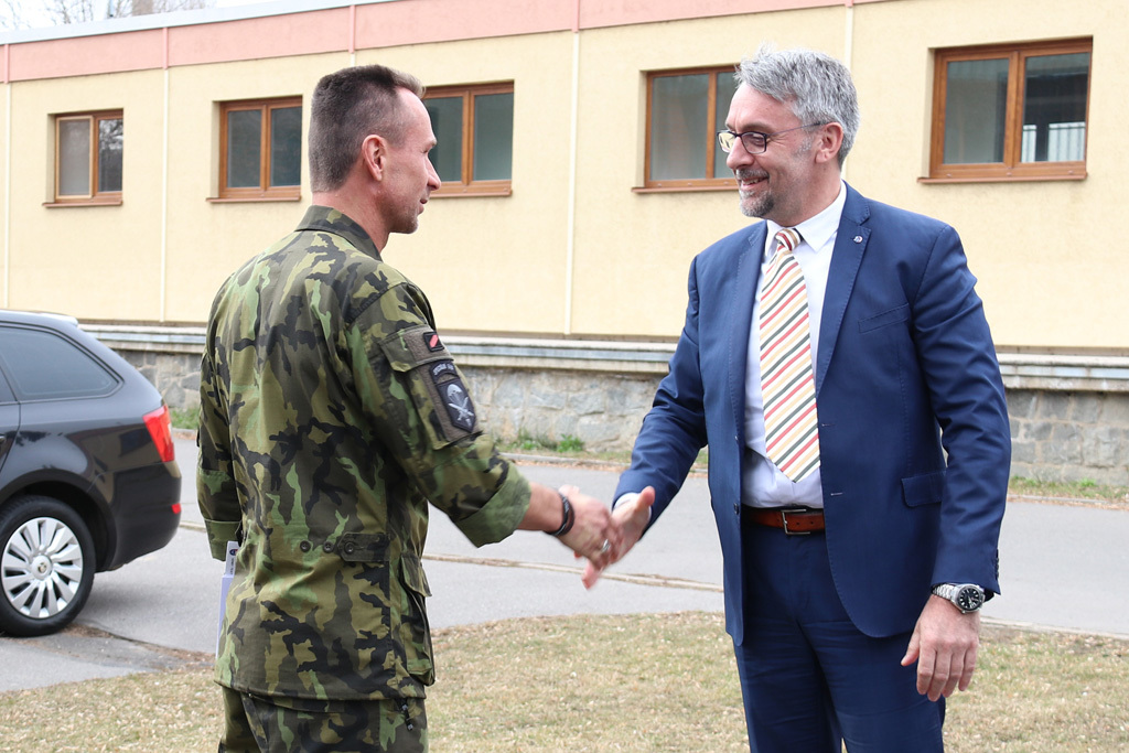 Kapitán Ludvík Cimburek vítá před Sportovní halou Olymp ministra obrany Lubomíra Metnara
