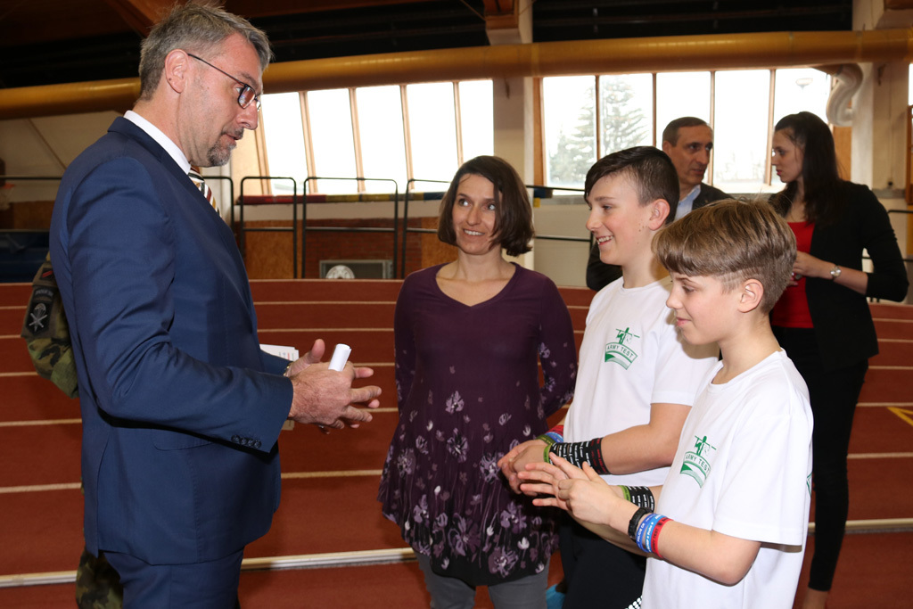Ministr obrany Lubomír Metnar se potkal se školáky, kteří mu ukazovali své náramky z Army testu