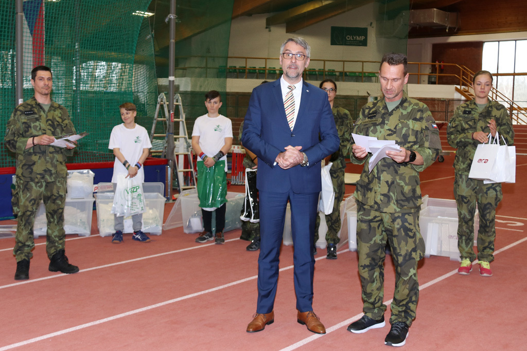 Ministr Metnar a kapitán Cimburek při vyhlašování vítězů Army testu 2019