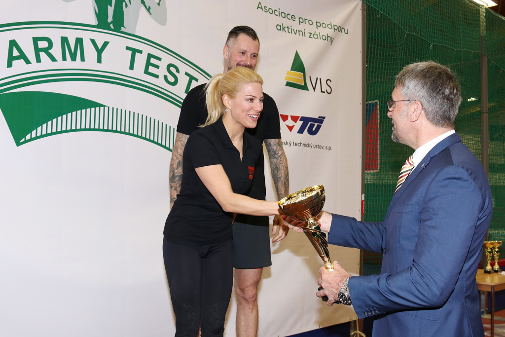 Ministr obrany Lubomír Metnar gratuluje vítězům - novináři z Primy získali první místo