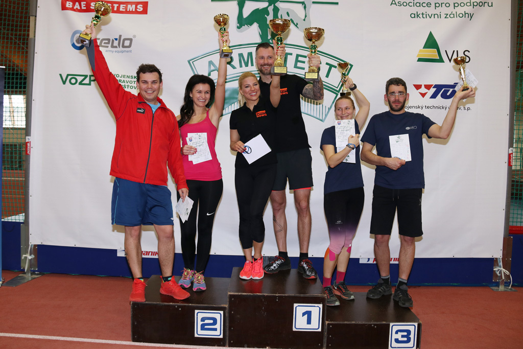 Novinářské dvojice i děti ze základních škol dnes prošly každoroční fyzickou přípravou vojáků z povolání