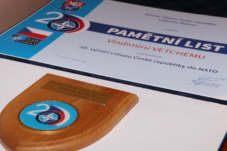 Pamětní list a výroční plaketa, které ministr obrany Lubomír Metnar předal sedmi osobnostem, které v roce 1999 stály u vstupu České republiky do NATO