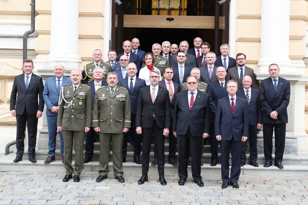 Společné foto všech účastníků přátelského setkání k 20. výročí vstupu České republiky do NATO