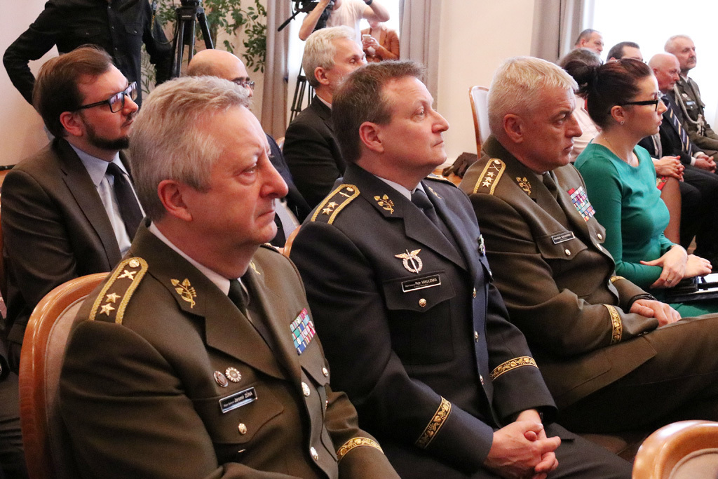 Účastníci přátelského setkání, v první řadě zleva první zástupce náčelníka generálního štábu generálmajor Jaromír Zůna, národní vojenský představitel v SHAPE MOS generálmajor Petr Mikulenka a národní vojenský představitel ČR při NATO generálporučík František Malenínský