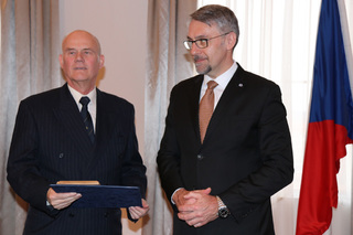 Následoval ředitel sekce zahraničních vztahů MO v roce 1999 generálmajor v. v. Ladislav Kozler