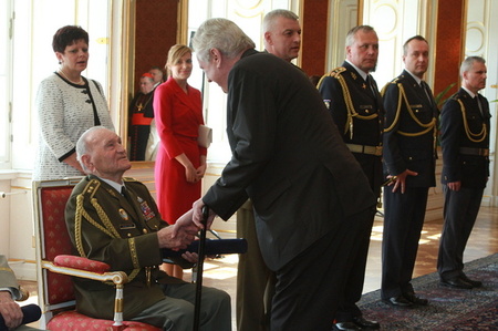 Prezident republiky Miloš Zeman blahopřeje k udělení jmenovacího dekretu generálu Jaroslavu Klemešovi, poslednímu žijícímu výsadkáři z Velké Británie