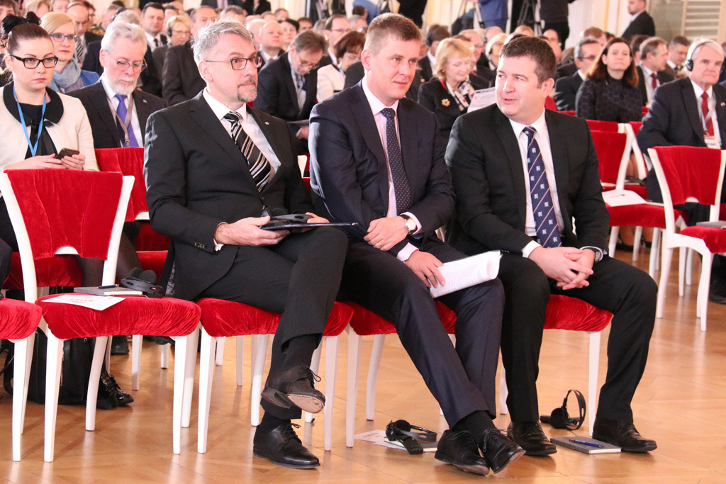 Ministr obrany Lubomír Metnar, ministr zahraničních věcí Tomáš Petříček a ministr vnitra Jan Hamáček ve Španělském sále pražského hradu před začátkem konference (zleva)