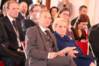 Předseda Senátu Parlamentu ČR seděl vedle bývalé ministryně zahraničí USA Madeleine Albrightové