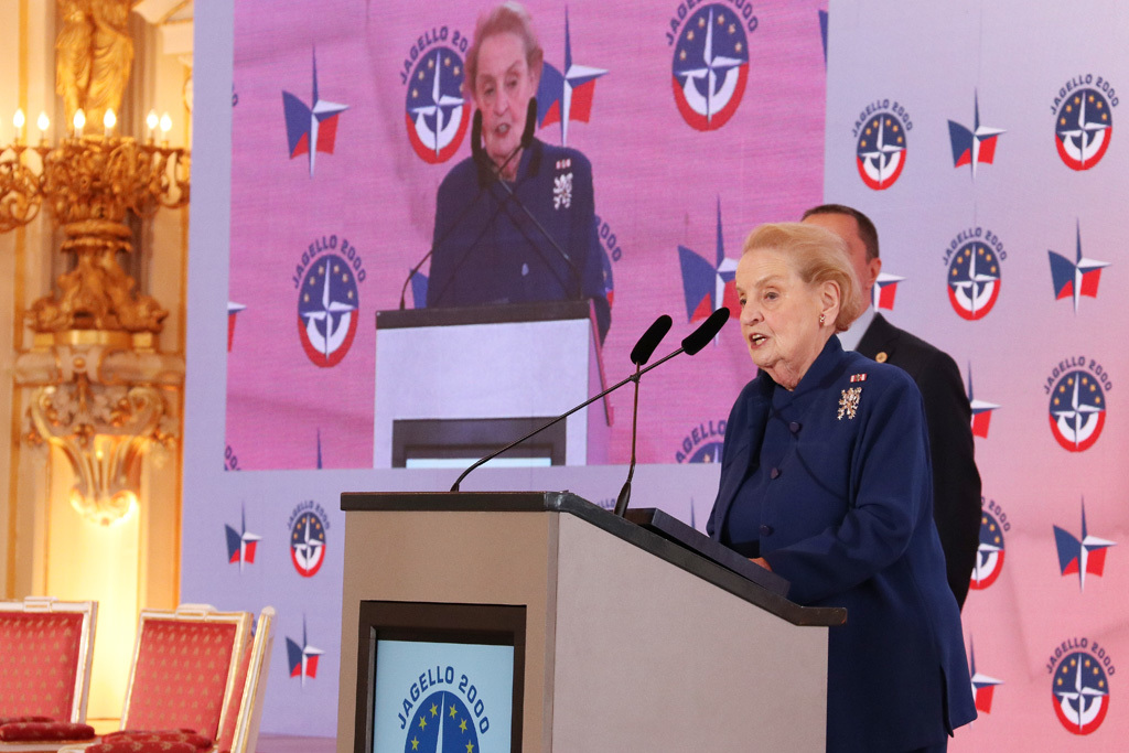 Madeleine Albrightová při zahájení konference Naše bezpečnost není samozřejmost připomněla širší dějiny než je 20 let České republiky v NATO