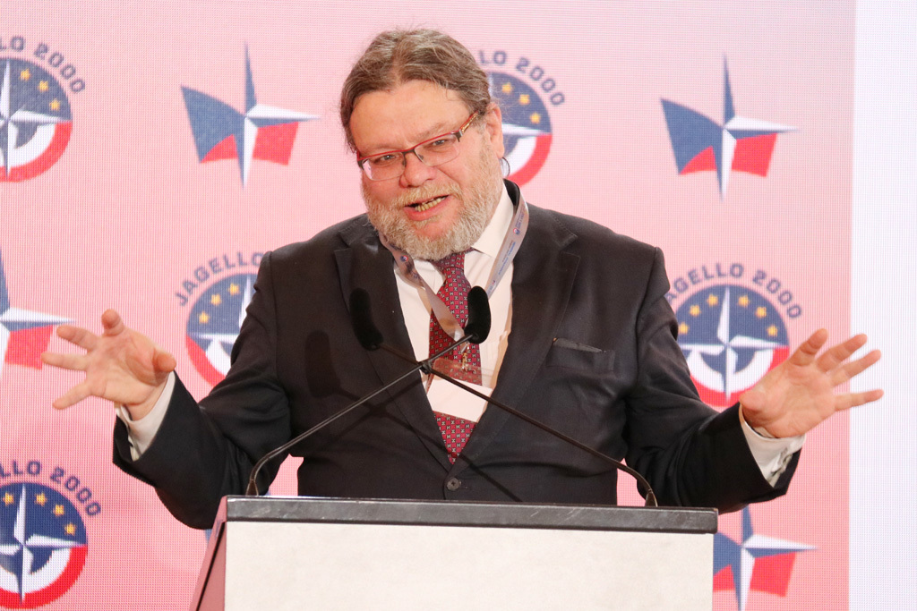 Alexander Vondra, ředitel Centra transatlantických vztahů, Vysoká škola CEVRO Institut, vystoupil v diskusním bloku, který se zaměřil na ekonomické a sociální aspekty