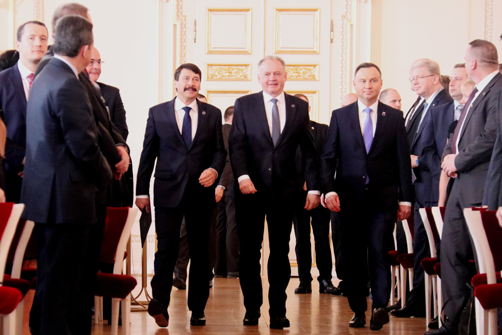 Do Španělského sálu přichází prezident Maďarska János Áder, Slovenska Andrej Kiska a Polska Andrzej Duda (zleva)