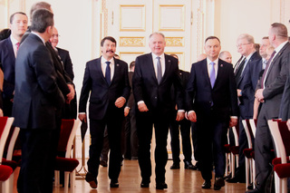 Do Španělského sálu přichází prezident Maďarska János Áder, Slovenska Andrej Kiska a Polska Andrzej Duda (zleva)
