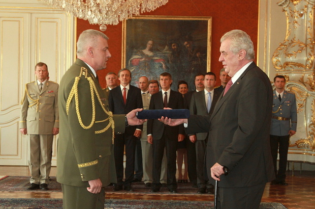 Jmenovací dekret přebírá generál František Malenínský